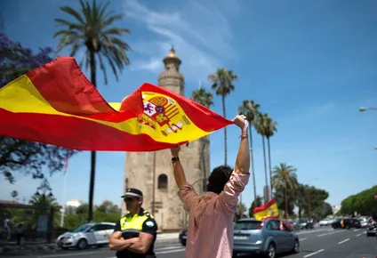 miles de espanoles protestan contra el gobierno por su gestion de la pandemia