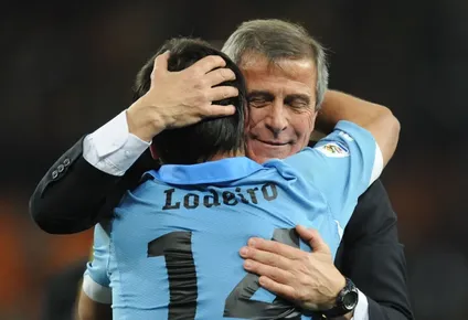 Lodeiro abrazado con Tabárez
