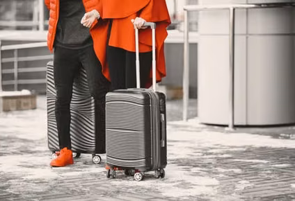 la tendencia de viajar sin maletas: hasta 200 euros de ahorro y libertad total en cada viaje