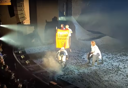 El momento en que los activistas ingresan al escenario.