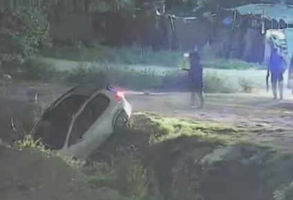 cordoba: se tiraron del auto en movimiento mientras huian de la policia tras un robo para no caer en una zanja
