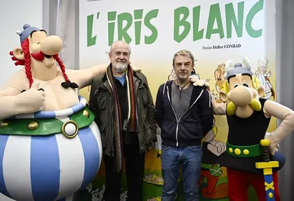 Obelix, el dibujante francés Didier Conrad, el escritor francés Fabrice Caro y Astérix en la presentación de la aventura número 40, El lirio blanco, en Francia.