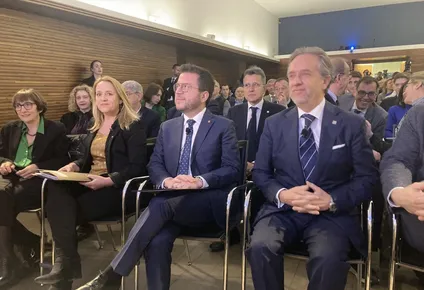 La consellera de Economía y Hacienda, Natàlia Mas; el presidente de la Generalitat, Pere Aragonès, y el decano del Col·legi dEconomistes de Catalunya, Carlos Puig de Travy.