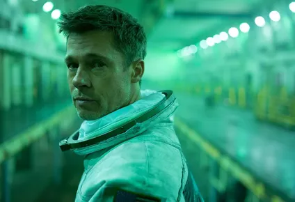 brad pitt se calza el traje de astronauta y guia en una epopeya deslumbrante