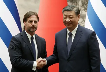 Luis Lacalle Pou Xi Jinping este miércoles 22 de noviembre tras suscribir acuerdos entre China y Uruguay.