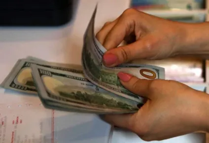 el dolar sube 40 centesimos en un lunes negro por la devaluacion china