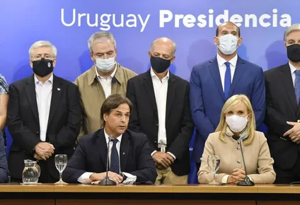 Lacalle junto a Argimón y el resto de su gabinete (archivo)