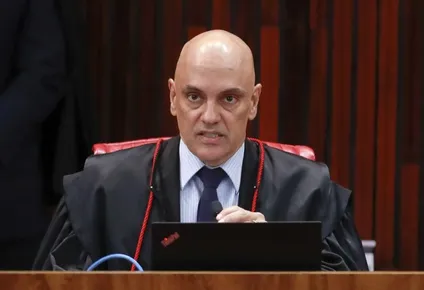 Se hizo uso indebido de los medios oficiales, de la estructura del Estado, en forma grave para realizar ante embajadores extranjeros un discurso que alcanzó a muchas personas en contra del sistema electoral, intentando descalificar el sistema electoral y de urnas electrónicas. La gravedad fue más allá de ese acto, llegó a muchas personas