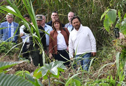 La ministra de Seguridad, Patricia Bullrich, y el gobernador Gustavo Sáenz, durante una visita a Aguas Blancas.