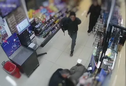 rapinaron su comercio, entrego imagenes a la policia y lo volvieron a asaltar