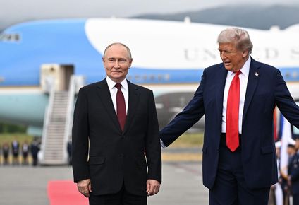 Donald Trump recibe a Vladimir Putin en Alaska con una alfombra roja y un cálido apretón de manos.