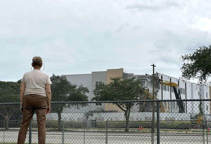 comenzo la demolicion del edificio de la masacre de parkland: que dicen los familiares de las victimas