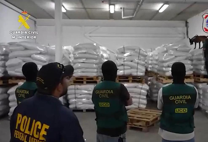 La Guardia Civil custodia la cocaína escondida en sacos de arroz.