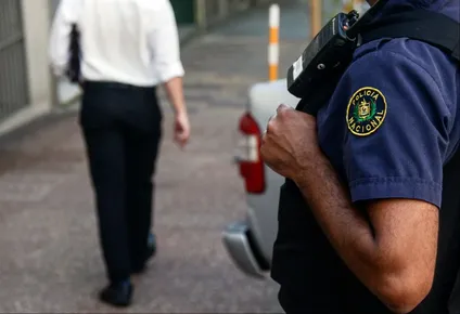 a la carcel el policia que le disparo en la cabeza a su pareja embarazada de 17 anos