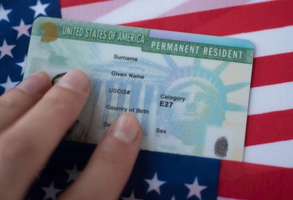 La llamada green card es una tarjeta de residencia permanente de EE.UU.