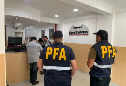 Los policías argentinos en uno de los hoteles allanados