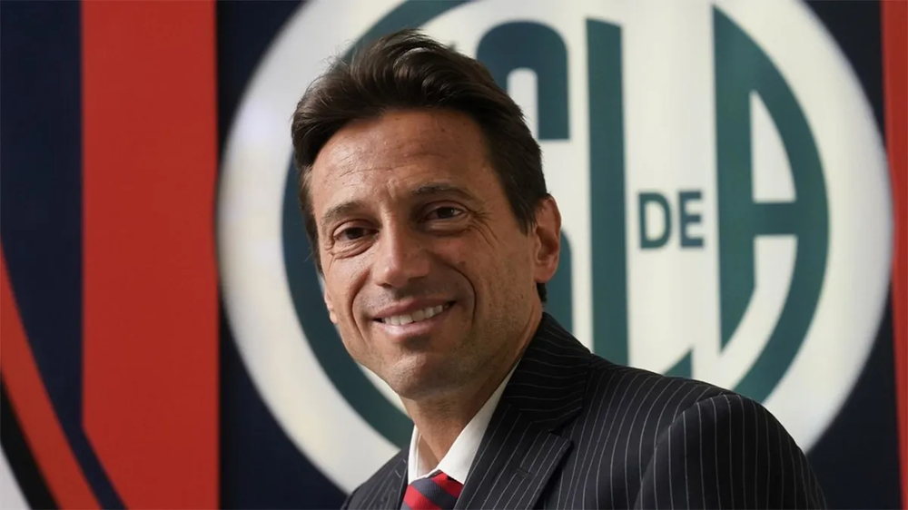 El video que generó controversia muestra al presidente de San Lorenzo, Marcelo Moretti, recibiendo un fajo de dólares en su oficina.