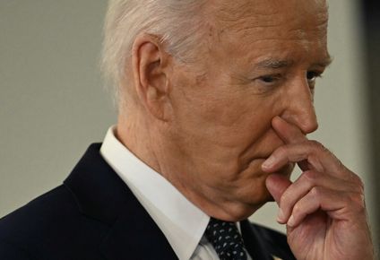 biden resiste a las presiones para bajar su candidatura y promete retomar la campana tras el covid-19