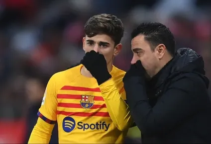 Gavi apoya a Xavi.