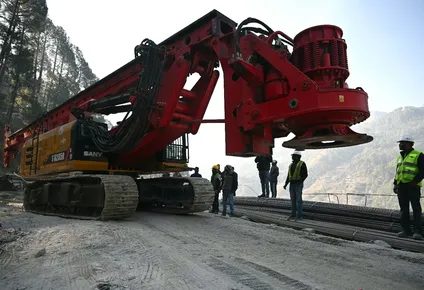 Una tunelera vertical trabaja para sacar a los obreros atrapados por el derrumbe.