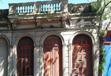 subastan mitad indivisa de una propiedad en la comercial