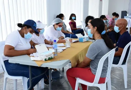 Dominicanos acuden a vacunarse contra el coronavirus, en Nagua el 26 de junio de 2021