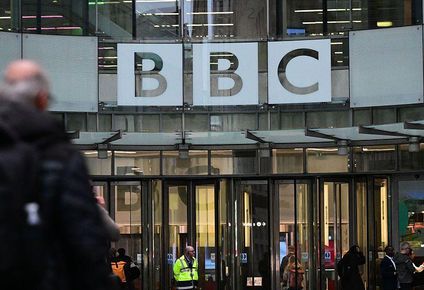 Dos de los máximos responsables de la BBC renunciaron tras detctar un "error" en un documental sobre Trump.