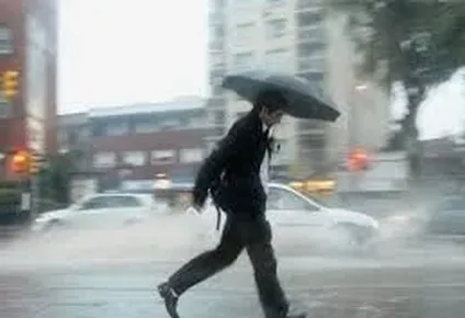 alerta naranja para suroeste y amarilla en 13 departamentos por tormentas fuertes