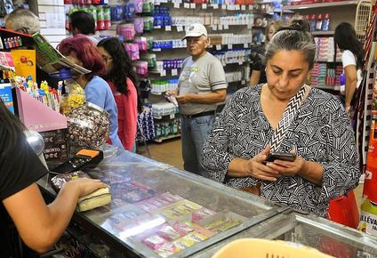 A casi dos semanas de la intervención estadounidense que terminó con la captura del presidente Nicolás Maduro, a muchos venezolanos les preocupa más la economía que la política del país.