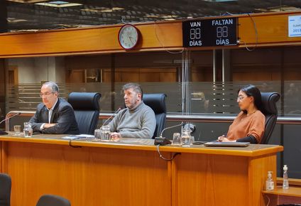 El senador José Carlos Mahía, el presidente del Frente Amplio Fernando Pereira y la diputada Micaela Melgar
