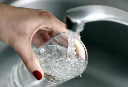 gobierno asegurara 2 litros de agua gratis por dia a beneficiarios del mides