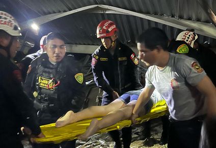 Perú: esta imagen publicada por la Región Policial de La Libertad muestra a los equipos de rescate trabajando en la escena de un accidente en el que se derrumbó el techo de un patio de comidas en un centro comercial en Trujillo, Perú, el 21 de febrero de 2025.