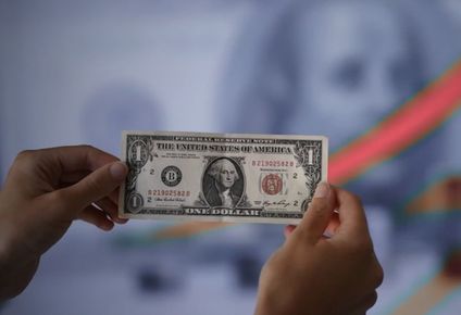 el gobierno vendio us$500 millones para contener el dolar antes de las elecciones, mientras el riesgo pais supero los 900 puntos
