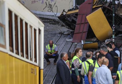 Imagen de rescatistas tras el accidente en el funicular de Lisboa. EFE