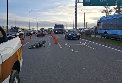 Así terminaron el auto y la moto que chocaron cerca del Aeropuerto
