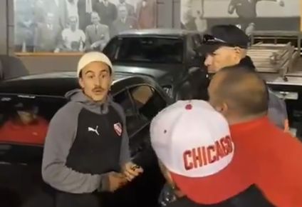 Gabriel Neves e hinchas de Independiente de Avellaneda
