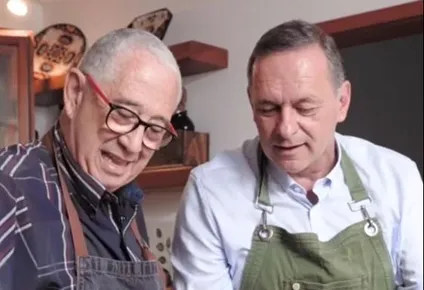 El cocinero y el precandidato blanco cocinan un risotto por una promesa