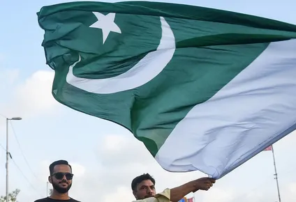 Una persona sostiene la bandera de Pakistán
