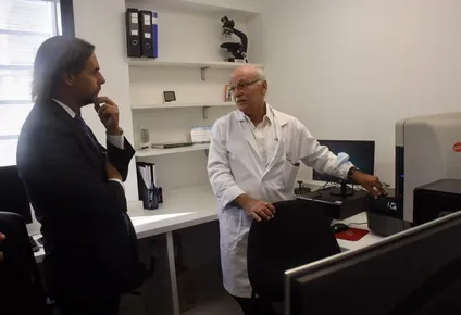 Luis Lacalle Pou dialoga con Ney Castillo en la inauguración de obras de la Pérez Scremini