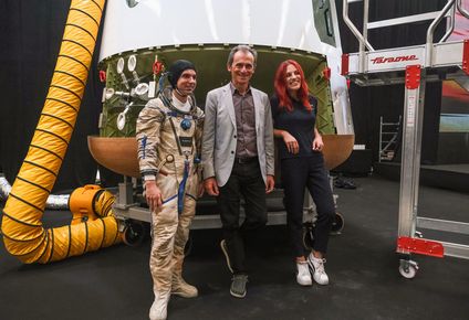 La bióloga molecular y candidata ​a astronauta española, Sara García Alonso y el astronauta Pedro Duque, en las instalaciones de la empresa ilicitana PLD SPACE. EFE