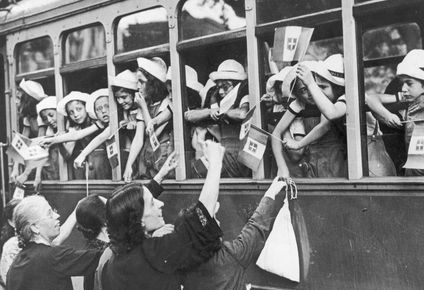 Niños siendo evacuados de Roma durante la Segunda Guerra Mundial (1940).