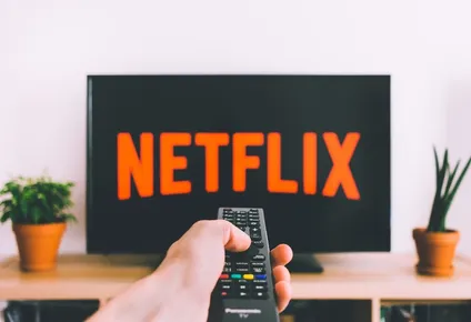 cine vs series: ¿quien gana en la pelea por el espectador?