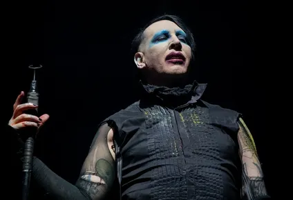 marilyn manson es acusado de abuso sexual y violacion por cinco mujeres