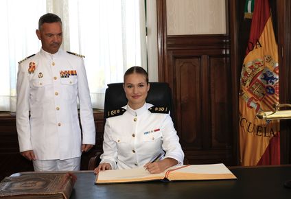 La princesa Leonor firma el libro de honor a su ingreso a la Escuela Naval Militar de Pontevedra, para continuar su formación. TWITTER CASA REAL