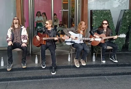 Megadeth en la puerta del hotel