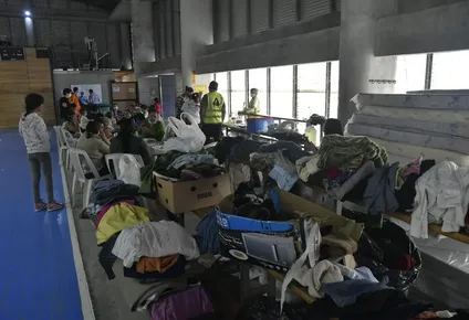 Vecinos de los distintos asentamientos del Municipio F fueron trasladados hasta la Escuela Nacional de la Policía