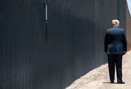 Se trata de una enorme fila de contenedores desplegada por orden del exgobernador de ese estado, el republicano Doug Ducey, en los últimos meses de su mandato, con el objeto, según dijo, de “combatir la migración ilegal”.
