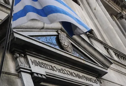 gobierno presenta resultados economicos y con dolar ?planchado? bcu define sobre la tasa de interes