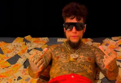 Alex Caniggia se mostró en la cama rodeado de billetes de 1000 pesos y despertó burlas