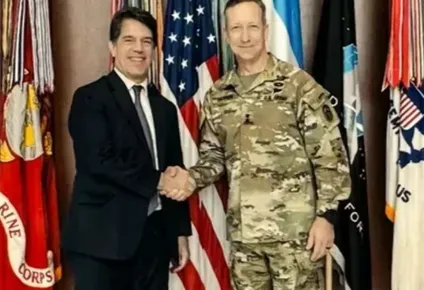 Posse se reunió con el jefe del Estado Mayor del Comando Sur